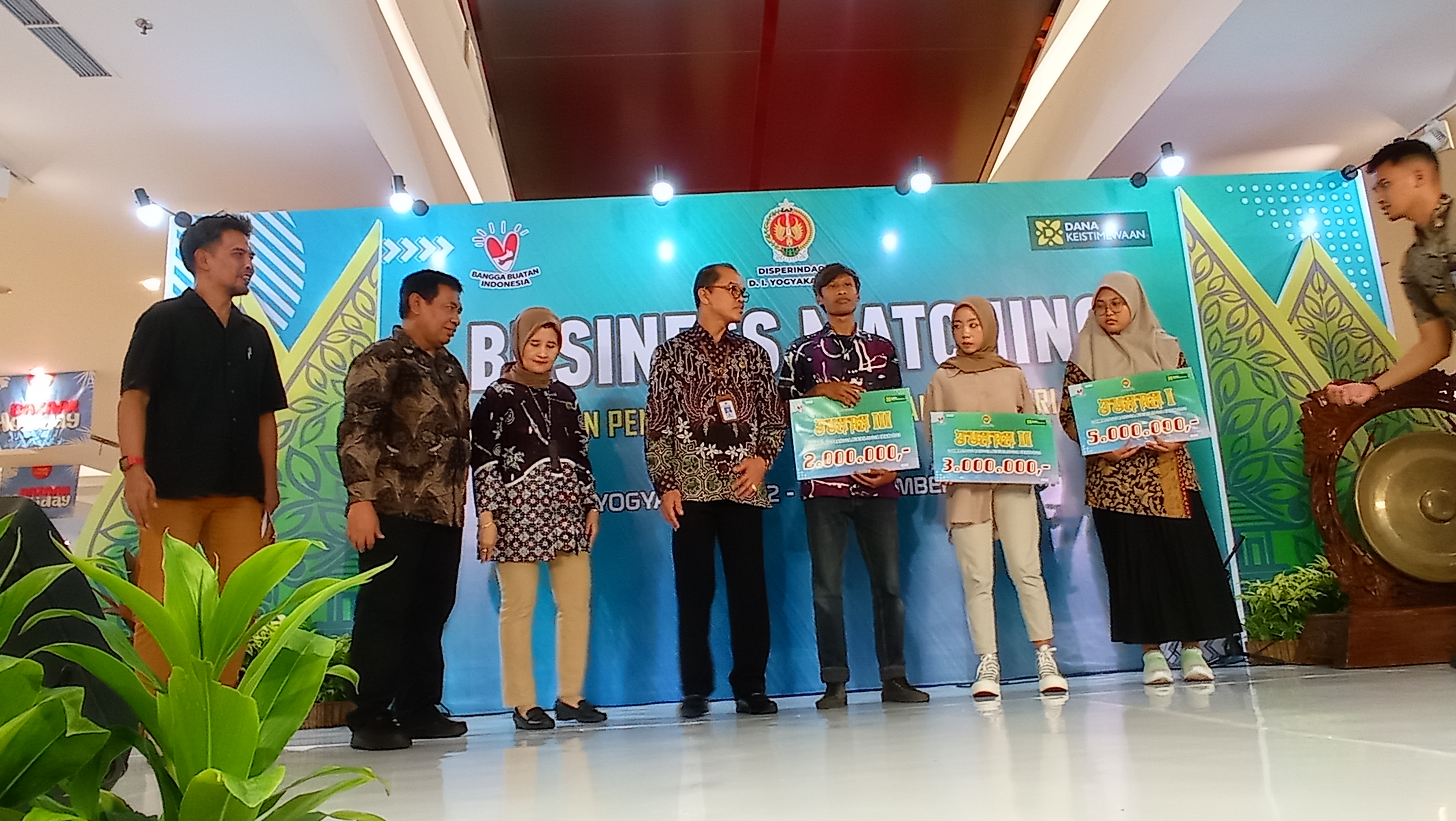 Sekprov DIJ Benny Suharsono (tengah) menyerahkan hadiah pada pemenang logo Bangga Buatan Jogja