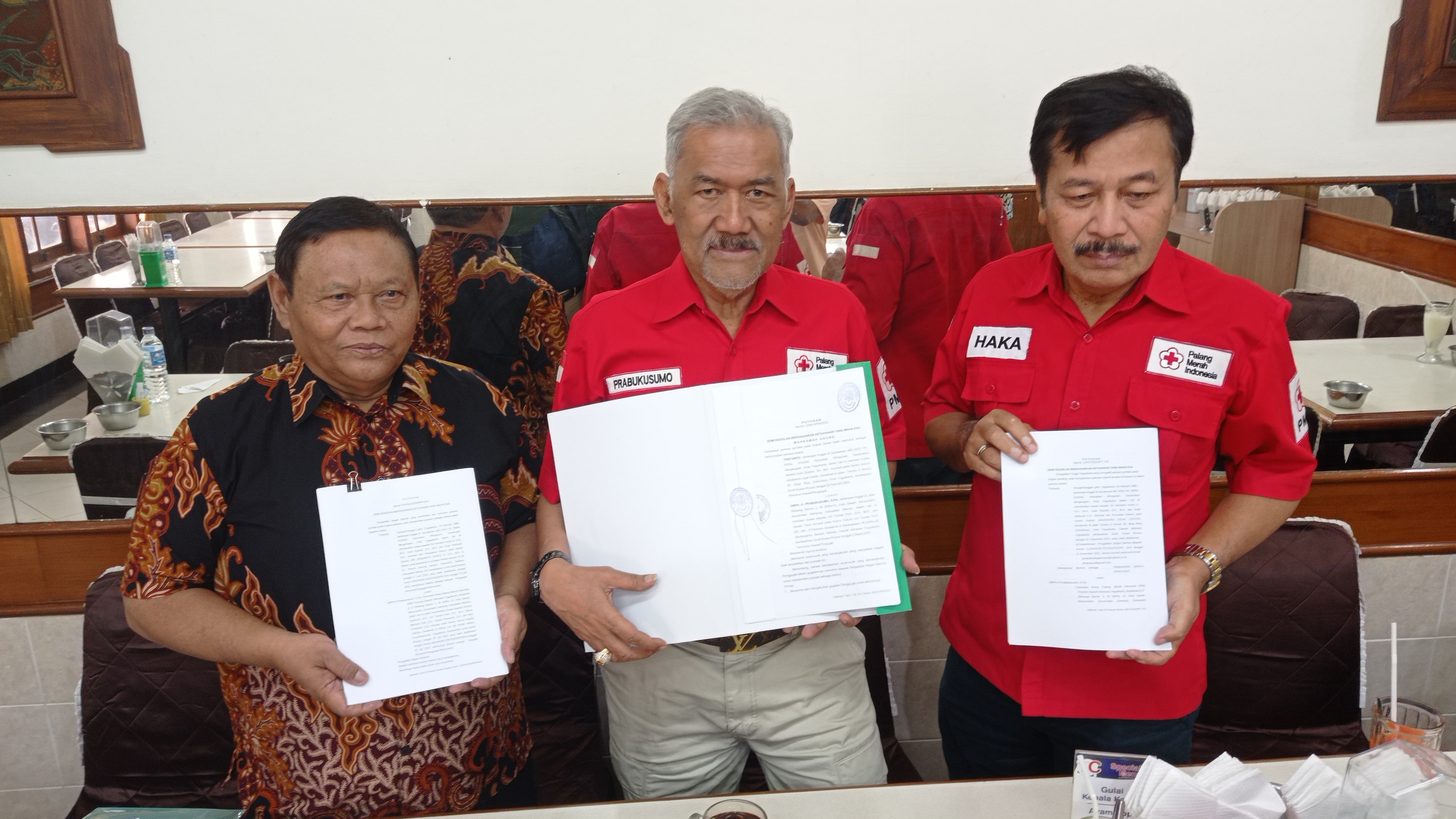 Ketua PMI DIJ GBPH Prabukusumo didampingi pengurus PMI lainnya, Haka Astana (kanan) dan Kardi (kiri) menunjukkan hasil kasasi MA, Kamis (23/11).