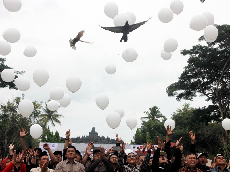 MERPATI DAN BALON: Bawaslu Provinsi Jawa Tengah menggelar apel siaga di area Marga Utama, kompleks Candi Borobudur, Kamis (23/11). (Naila Nihayah/Radar Jogja)