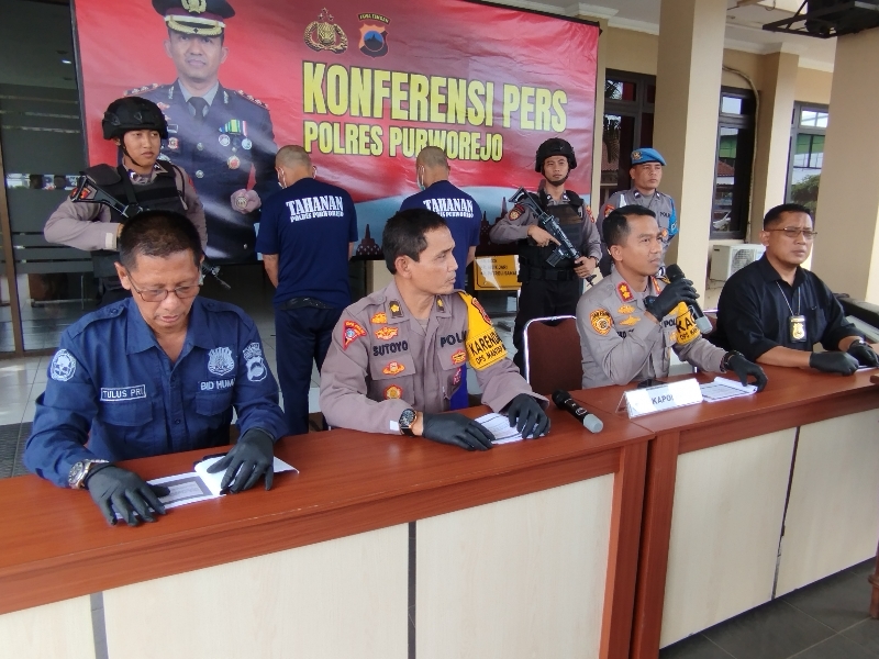 RINGKUS: Kapolres Purworejo AKBP Eko Sunaryo dalam konferensi pers di Mapolres Purworejo pada Kamis (23/11). (JIHAN ARON VAHERA/RADAR JOGJA)