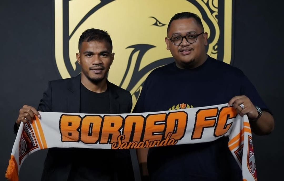 Habibi Jusuf  bersama presiden klub Nabil Husien usai penandatanganan kontrak. (MO/BFCS)
