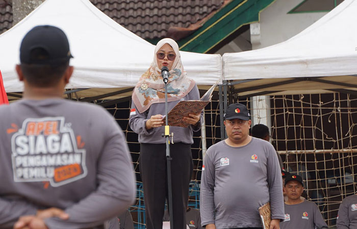 KOMITMEN - Plh Ketua Bawaslu Kabupaten Gunungkidul Retnoningsih memimpin apel siaga pengawasan Pemilu di lapangan Karangrejek, Wonosari Kamis (23/11).