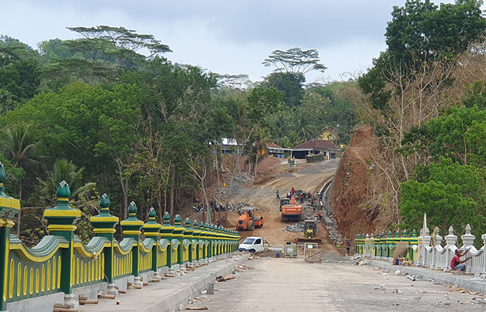 WAJAH BARU: Penampakan pembangunan ruas&nbsp;jalan alternatif Gunungkidul-Sleman di ruas Bobung-Tawang wilayah Kapanewon Patuk sedang dikebut Jumat (24/11).GUNAWAN/RADAR JOGJA