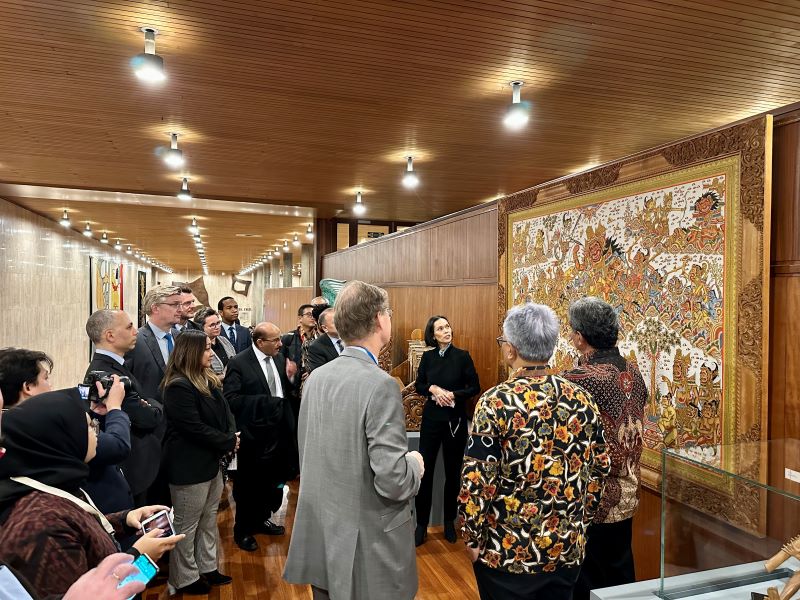 Sejumlah pejabat dari berbagai negara melakukan kunjungan dan menikmati karya seni yang dipamerkan, hasil dari sumbangan pemerintahan Indonesia langsung ke UNESCO di Archipelago Street. (kemlu.go.id)