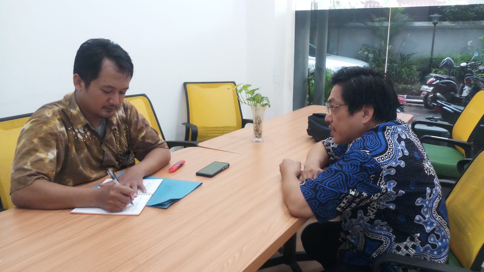 Edi Hariyanto saat hendak bertemu Irjen Kemendagri Tomsi Tohir