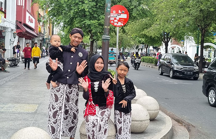 SERASI: Masyarakat umum mulai dari pasangan hingga keluarga saat melakukan sesi foto menggunakan baju adat Jawa di beberapa titik strategis kawasan Malioboro.Fahmi Fahriza/Radar Jogja