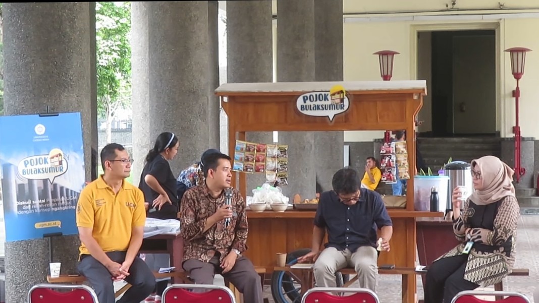 TERBUKA: Wakil Rektor Bidang Kemahasiswaan, Pengabdian Masyarakat, dan Alumni UGM Jogjakarta Arie Sujito saat Diskusi Pojok Bulaksumur UGM, Jumat (24/11). (Dwi Agus/Radar Jogja)