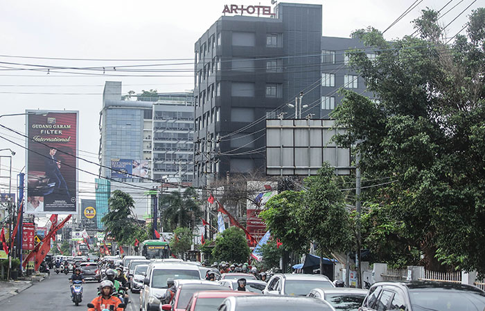 DAMPAK POSITIF: Kendaraan roda dua dan empat melintas berlatar gedung perhotelan di kawasan Jalan Kaliurang, Caturtunggal, Depok Jumat (24/11).