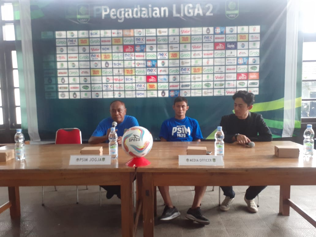 INCAR PUNCAK: Pelatih PSIM Jogja Kas Hartadi saat konferensi pers. (Rizky Wahyu Arya Hutama/Radar Jogja)