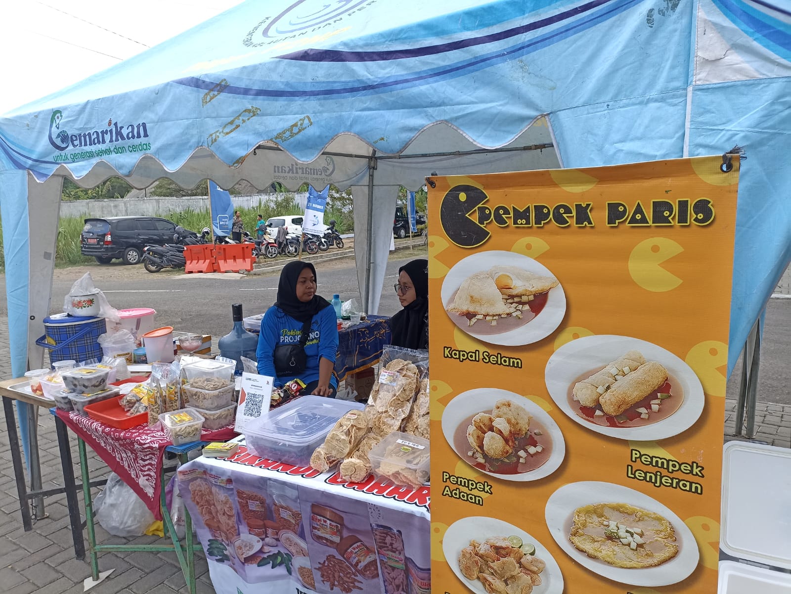 ENAK: Sand UMKM yang menjajakan makanan olahan ikan dalam Gebyar Hari Perikanan Nasional kke-10 Tahun 2023 di Pendopo Parasamya 2 Bantul, Jumat (24/11). (Gregorius Bramantyo/Radar Jogja)