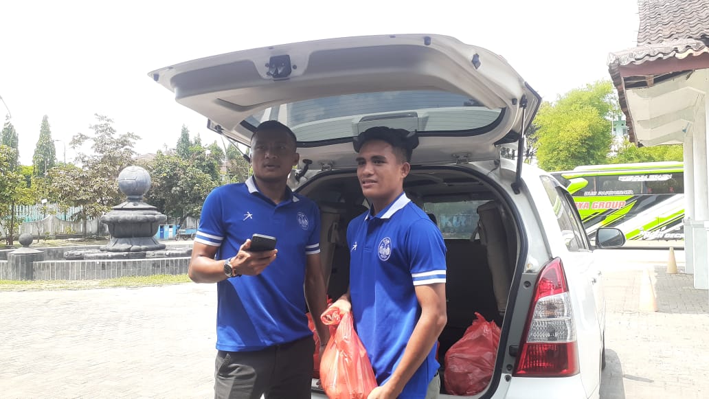EMPATI: Dua pemain PSIM Achmad Faris dan Apriyanto Nurdin saat Jumat Berkah pada Jumat (24/11). (Rizky Wahyu/Radar Jogja)