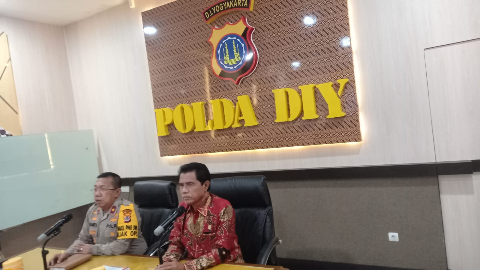HATI-HATI: Anggota DPR RI Riyanta dan Wakapolda DIY Brigjen Pol R. Slamet Santoso dalam sebuah kesempatan. (Khairul Ma