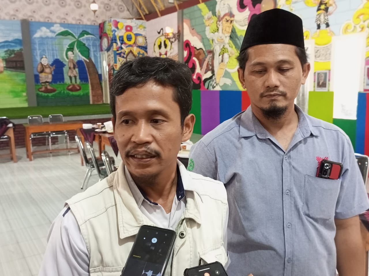 SERIKAT PEKERJA : KSPSI Kebumen (kiri) mengaku kecewa karena tak dilibatkan dalam penetapan usulan UMK 2024. (M HAFIED/RADAR KE