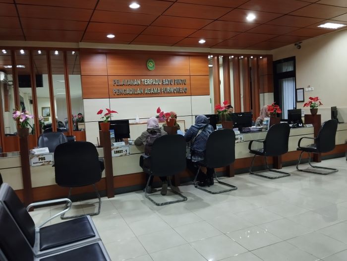 Suasana pelayanan terpadu satu pintu Pengadilan Agama Purworejo pada Jumat (24/11). JIHAN ARON VAHERA/RADAR JOGJA