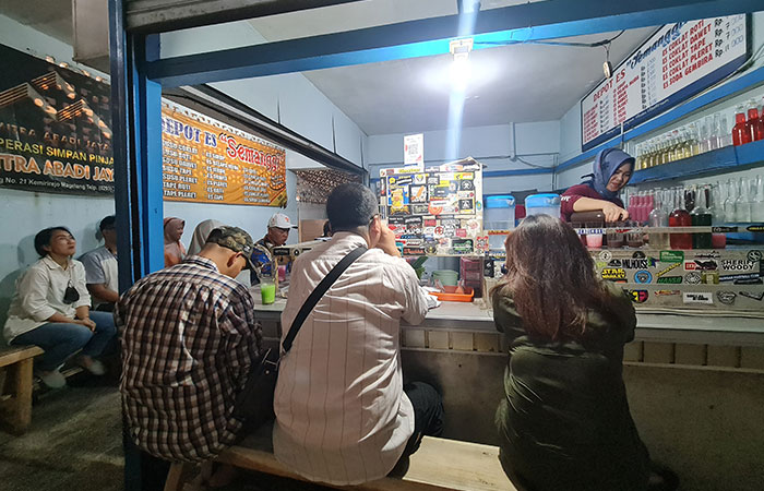 LEGENDARIS: Meskipun letaknya di parkiran basement salah satu mal di Kota Magelang, namun depot&nbsp;es&nbsp;semanggi&nbsp;ini banyak dikunjungi. Baik dari masyarakat sekitar maupun luar daerah.
