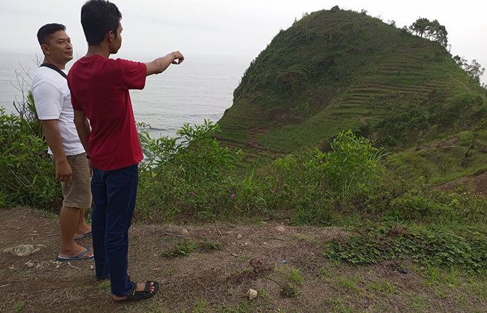 ITU LOKASINYA: Pengelola menunjukkan lokasi pengambilan video oleh konten kreator yang menyebut kemunculan macan di sekitar Pantai Menganti. M HAFIED/RADAR KEBUMEN