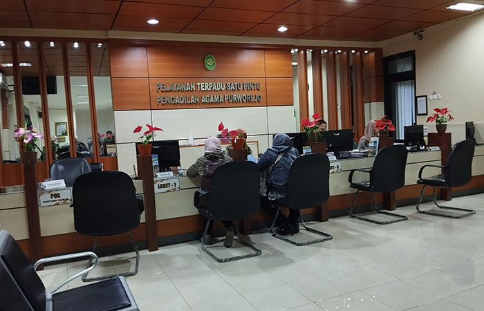 Suasana pelayanan terpadu satu pintu Pengadilan Agama Purworejo pada Jumat (24/11).JIHAN ARON VAHERA/RADAR JOGJA