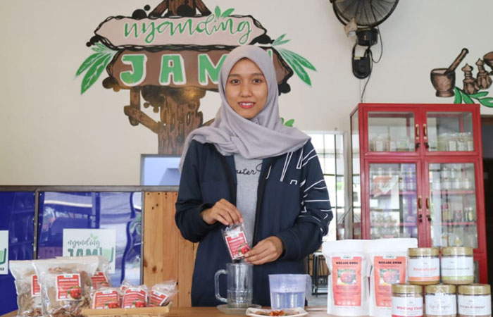 PENGUSAHA MUDA: Imanintan Susan, 25, sosok milenial asal Gombong yang sedang mengembangkan bisnis jualan&nbsp;jamu&nbsp;dengan konsep kedai.M Hafied/Radar Kebumen