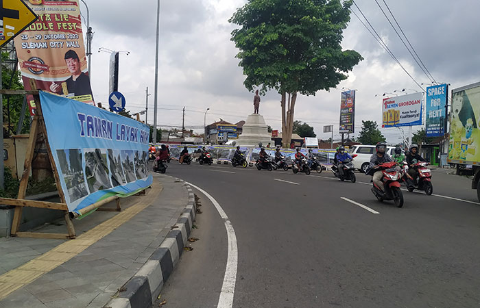 HAMPIR RAMPUNG:&nbsp;Progress pembangunan Taman Denggung, yang mana patung KRT Pringgodiningrat sudah terlihat berdiri di atas tugu marmer Jumat (24/11).IWAN NURWANTO/RADAR JOGJA