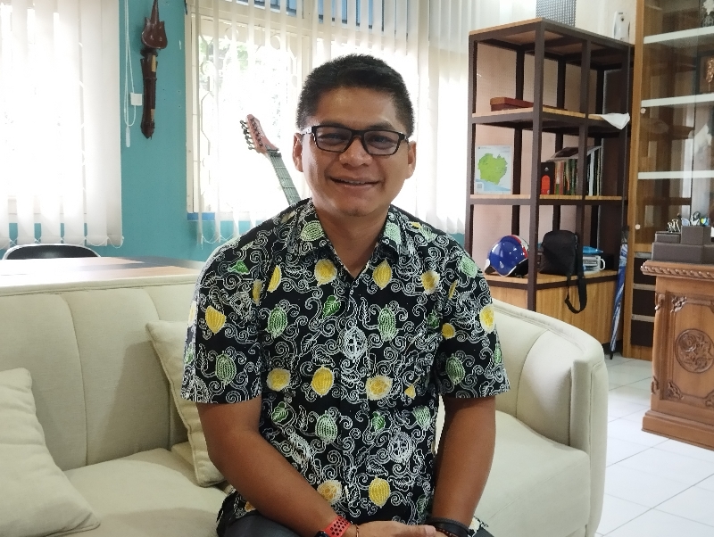 SIAP: Kepala Dinas Kepemudaan Olahraga dan Pariwisata (Dinporapar) Kabupaten Purworejo Stephanus Aan Isa Nugraha saat ditemui di ruang kerjanya, Kamis (23/11). (JIHAN ARON VAHERA/RADAR JOGJA)