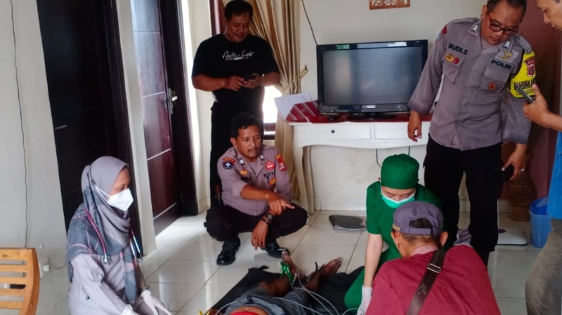 CEK: Petugaa mengecek pekerjaan bangunan yang meninggal di Kalurahan Ngestiharjo, Kasihan, Bantul, Kamis (23/11) siang. (Dok Polres Bantul)