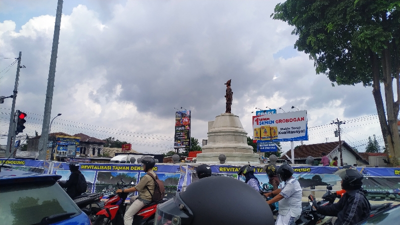 SEGERA: Suasana Taman Denggung pada Jumat (24/11). Progress pembangunan taman yang menghabiskan anggaran Rp. 5 miliar tersebut telah menyentuh 94 persen. (IWAN NURWANTO/Radar Jogja)