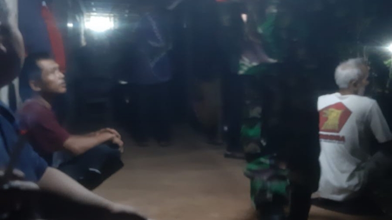 JADI MISTERI: Warga berkerumun di dekat lokasi ditemukannya mayat lansia yang tewas mengenaskan petang tadi (24/11).