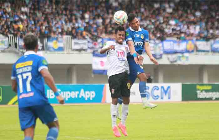 BERBAGI POIN: Pemain PSIM Jogja Ghulam Fatkur Rahman (kanan) berduel dengan pemain Malut United Alwi Slamat dalam pertandingan Liga 2 di Stadion Mandala Krida, Kota Jogja, kemarin (25/11).