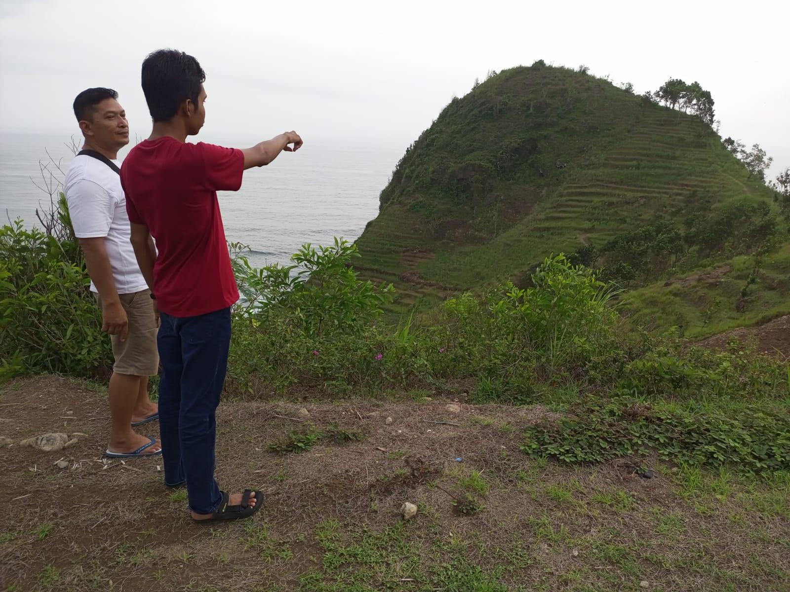 DI SANA: Pengelola menunjukkan lokasi pengambilan video oleh konten kreator yang menyebut kemunculan macan di sekitar Pantai Menganti. (M. HAFIED/RADAR KEBUMEN)