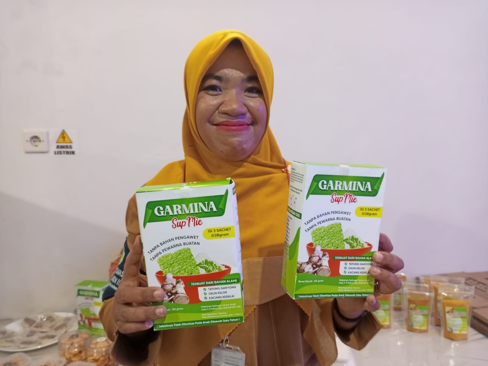 INOVASI: Wiji Kusumaningsih, tenaga kesehatan Puskesmas Kebumen 2, menunjukkan produk olahan penurun stunting. (M. HAFIED/Radar Jogja)