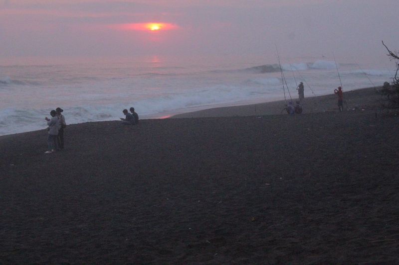 JINGGA: Pengunjung menikmati sunset di Pantai Goa Cemara di Sanden, Bantul. (Khairul Ma