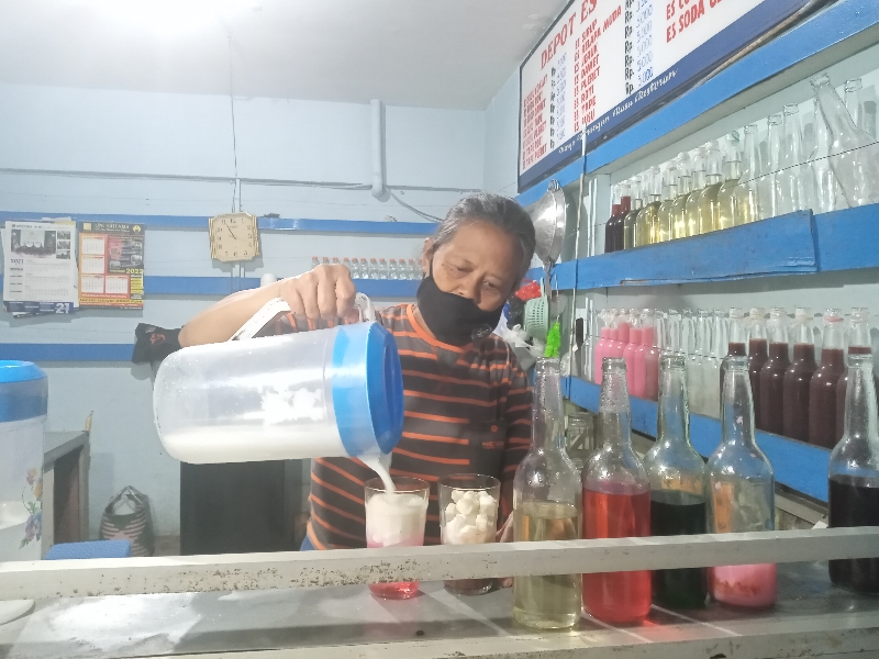 LEGENDARIS: Meskipun letaknya di parkiran basement salah satu mall di Kota Magelang, depot es semanggi ini banyak dikunjungi.(Naila Nihayah/Radar Jogja)