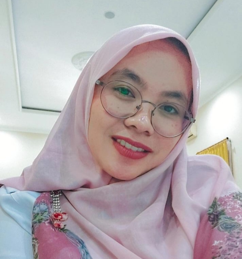 TRADISI: Guru Sejarah SMAN 11 Kota Jogja Kurniawati. (Dok Pribadi)