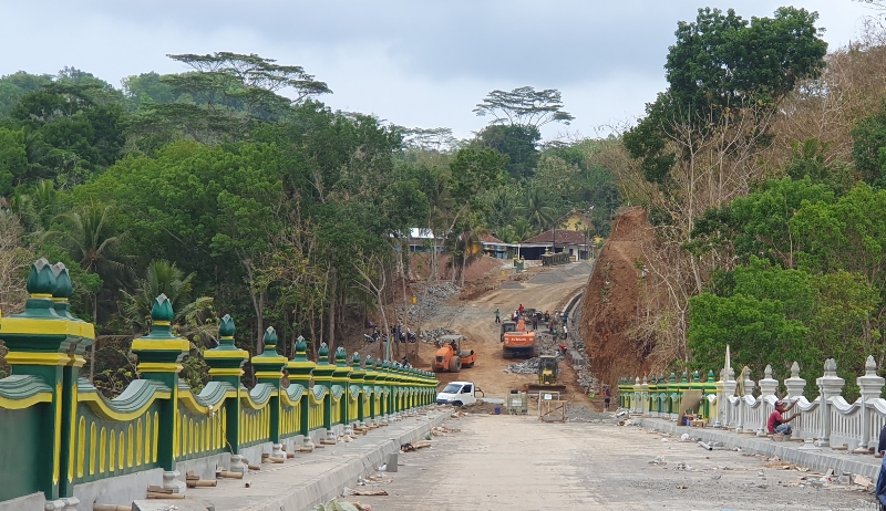 WAJAH BARU: Penampakan pembangunan ruas jalan alternatif Gunungkidul-Sleman di ruas Bobung-Tawang wilayah Kapanewon Patuk sedang dikebut Jumat (24/11). (GUNAWAN/Radar Jogja)