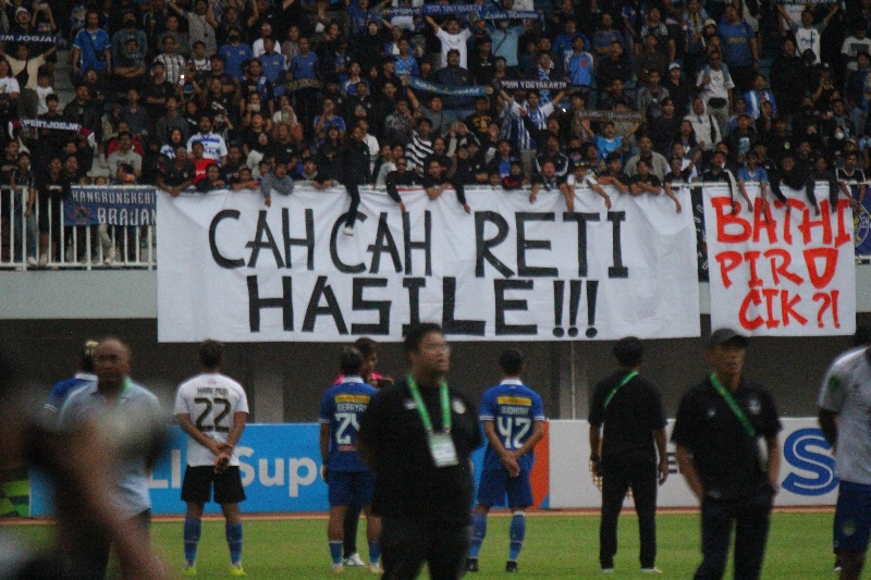 NGERTI HASILE: Suasana pertandingan PSIM Jogja menghadapi Malut United dalam laga grup B di Stadion Mandala Krida, Sabtu (25/11). (Istimewa)