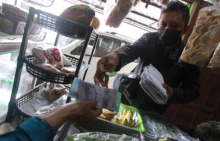 DOOR TO DOOR: Keberadaan bank plecit di tengah masyarakat masih marak. Mudah, cepat cair dan tanpa  jaminan menjadikan alasan masyarakat masih banyak yang memanfaatkan jasa pinjaman