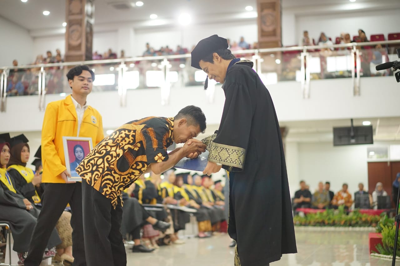 SIMBOLIS: Ayah Rifa, Sukirno datang untuk mewakili putrinya pada wisuda ke-65 Untidar di GKU dr HR Suparsono, Sabtu (25/11).