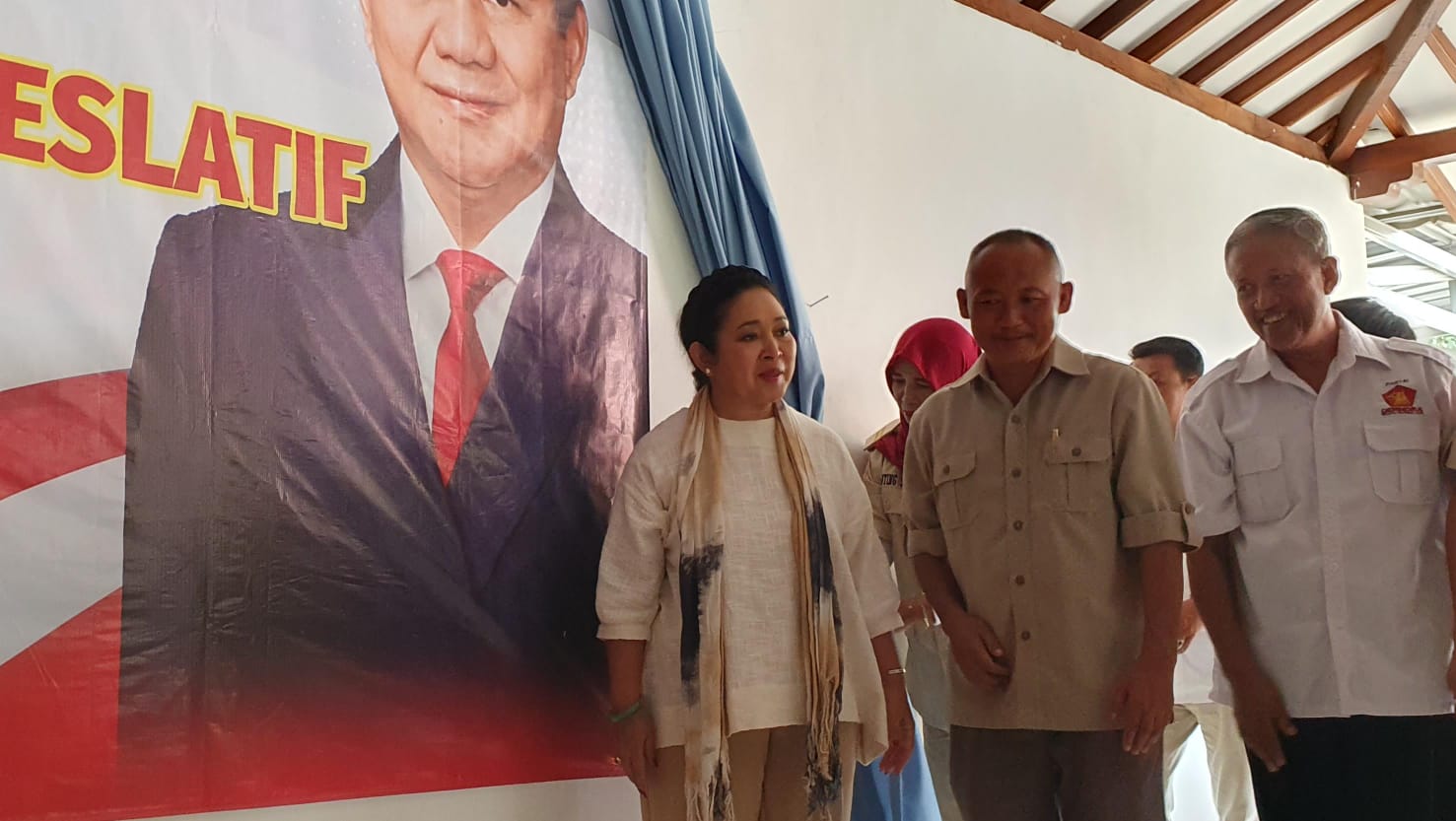 SPIRIT: Titik Soeharto meresmikan posko kemenangan capres Prabowo Subianto dan caleg Gerindra di Ngeblak, Katongan, Nglipar, Gunungkidul Minggu (26/11). (GUNAWAN/Radar Jogja)