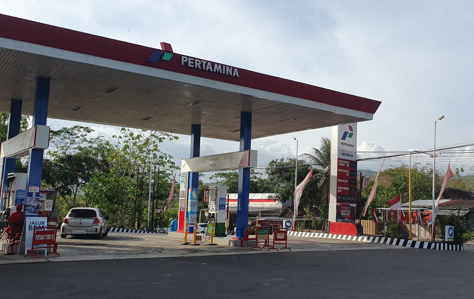 SKORSING: Sejak beberapa hari terakhir SPBU Sambipitu, Patuk belum bisa melayani BBM subsidi jenis pertalite karena disanksi oleh Pertamina Minggu (26/11). (GUNAWAN/Radar Jogja)