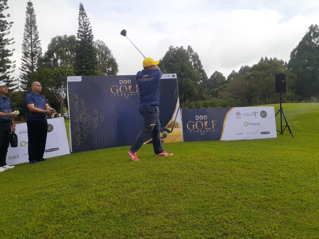 HOLE: Staf Ahli Bidang Inovasi dan Kreativitas  Kemenparekraf/Baparekraf Restog Krisna Kusuma memukul bola golf di Merapi Golf Club, Cangkringan, Sleman, Minggu (26/11). (RIZKY WAHYU/RADAR JOGJA)