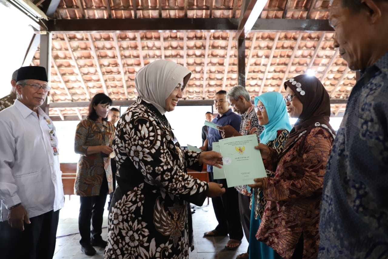 RESMI: Penyerahan sertifikat tanah milik pelaku UMKM di Kecamatan Kutoarjo dari program SHAT lintas sektor 2023 beberapa waktu lalu. (Istimewa)