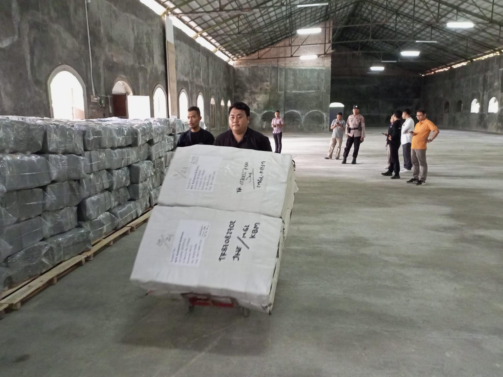 LOGISTIK PEMILU : Petugas KPU Kebumen menerima kebutuhan logistik Pemilu 2024. Logistik tersebut disimpan di Gudang Mexolie, Jalan Stasiun Nomor 8, Panjer, Kebumen. (M HAFIED/RADAR KEBUMEN)