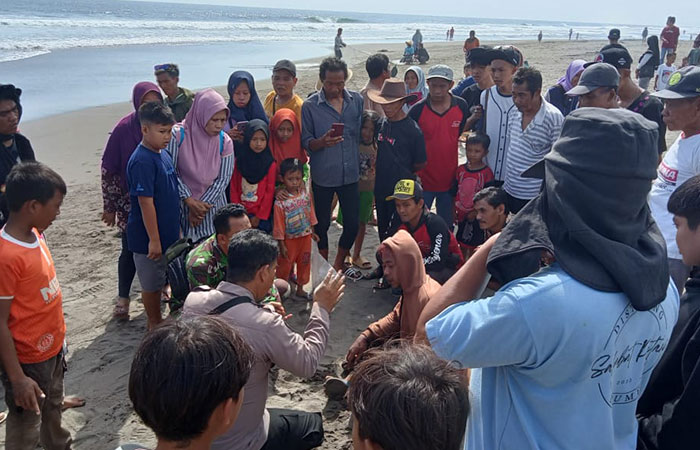 LAKA LAUT : Petugas mengevakuasi jasad pelajar MTs yang ditemukan meninggal usai terseret ombak Pantai Setrojenar pada Minggu siang (26/11). (ISTIMEWA)
