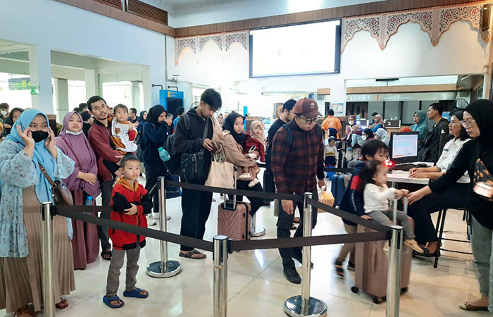 Suasana penumpang di stasiun wilayah Daop 5 Purwokerto, Minggu (26/11).ISTIMEWA