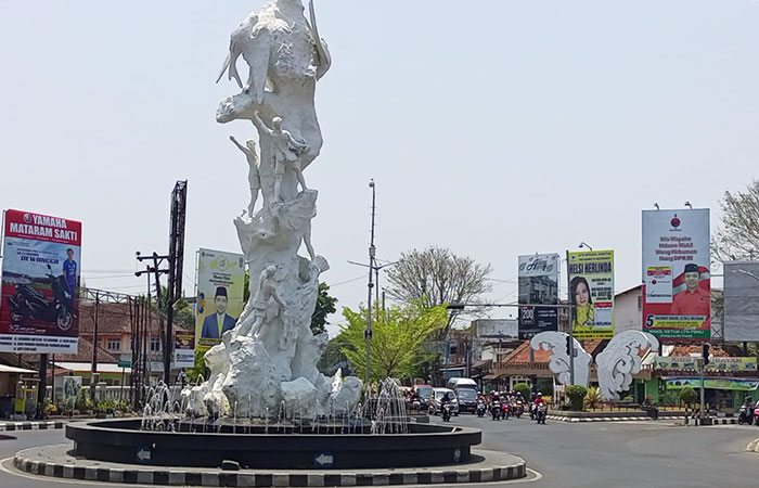 CITRA DIRI: Baliho caleg berukuran besar terpasang di sekitar Tugu Lawet yang merupakan monumen khusus di Kebumen.M HAFIED/RADAR KEBUMEN