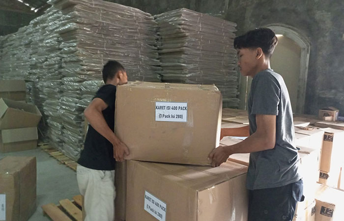 GUDANG PENYIMPANAN : Petugas KPU Kebumen menerima kebutuhan logistik Pemilu 2024. Logistik tersebut disimpan di Gudang Mexolie, Jalan Stasiun Nomor 8, Panjer, Kebumen. (M HAFIED/RADAR KEBUMEN)