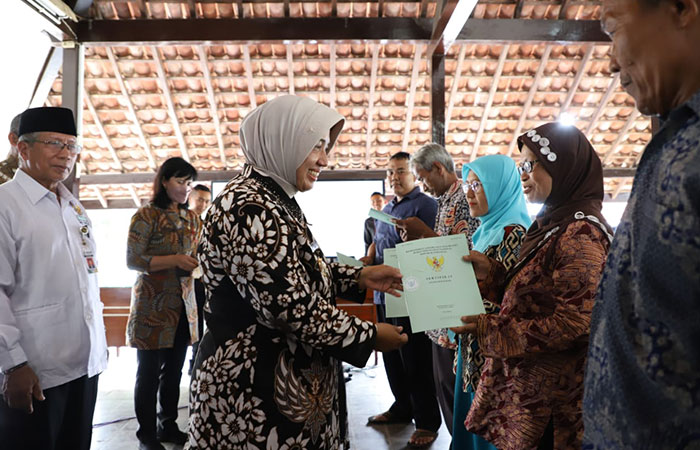 Penyerahan sertifikat tanah milik pelaku UMKM di Kecamatan Kutoarjo dari program SHAT lintas sektor 2023 beberapa waktu lalu.ISTIMEWA
