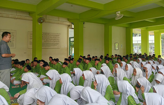 FOKUS: Siswa MTsN 1 Sleman saat menulis surat cinta untuk orang tua dalam program Achievment Motivation Training (AMT).Dokumentasi MTsN 1 Sleman
