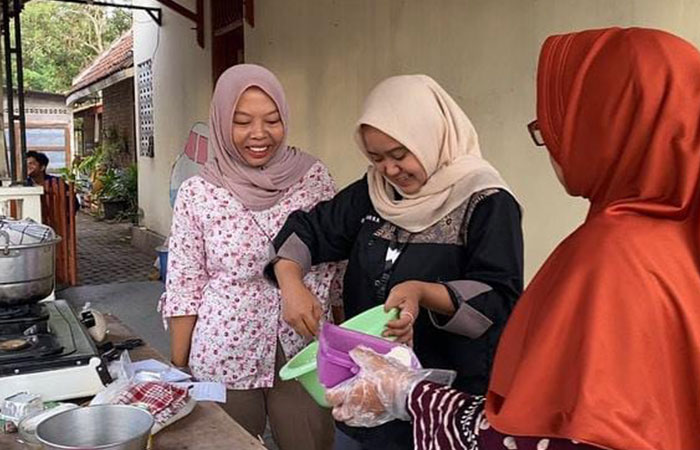 INOVATIF: Mahasiswa UNY saat menunjukkan brownies yang diolah dari tanaman kunyit.Dokumentasi UNY