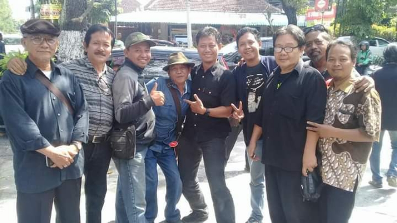 SUKA USIL: Mail Sukribo (tengah berbaju hitam) menggelitiki Jitet Kustana. Di sebelah kirinya Herpri Kartun, ilustrator Radar Jogja, bersama kartunis dari berbagai daerah di BBY pada 2018. (Istimewa)